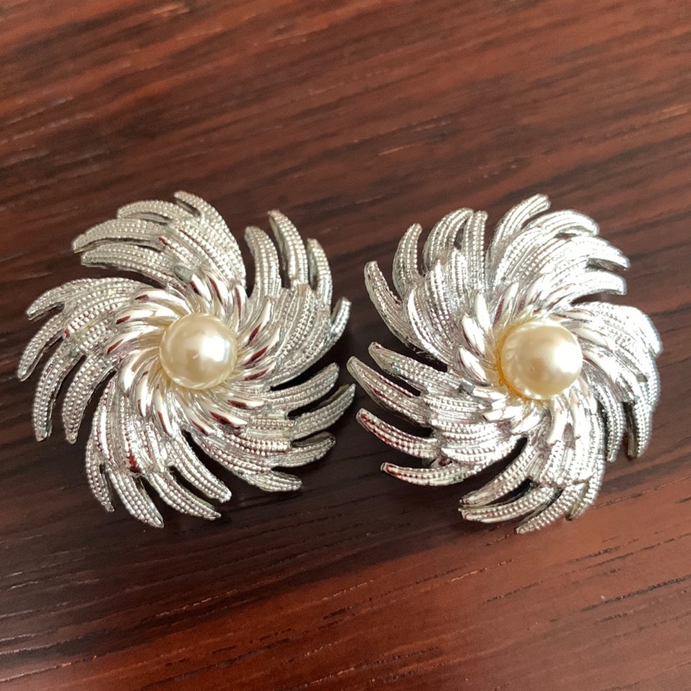 Sarah Coventry Pearl Silver Feather Storm Clip Earrings MCM